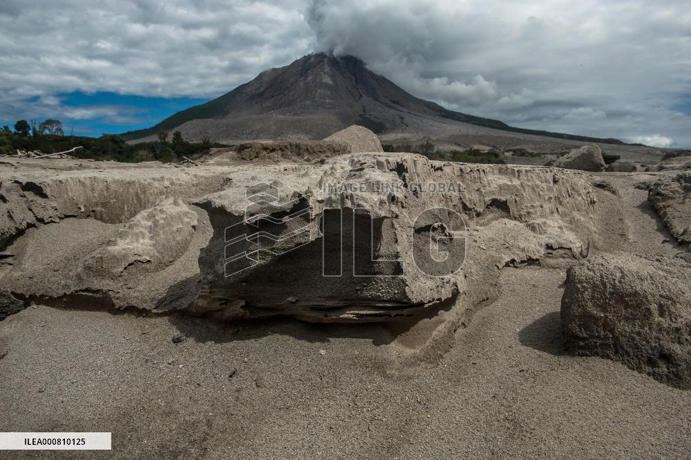 Sinabung Volcano Spews A Massive Column Of Smoke - Sumatra