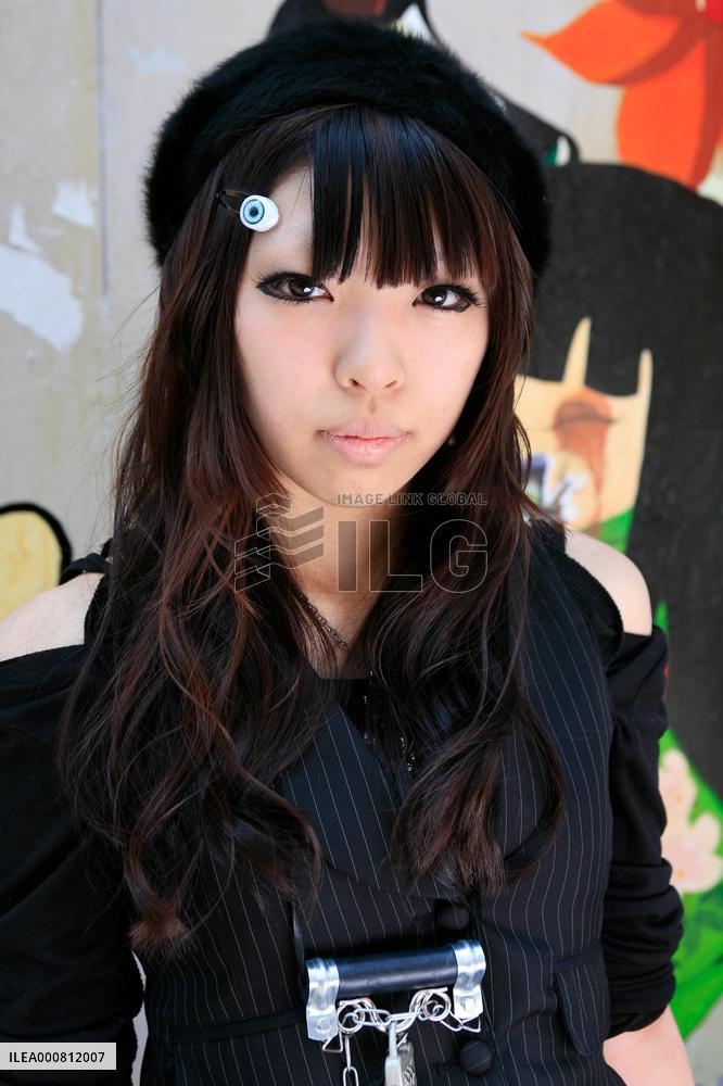 Dressing with a little Gothic Lolita taste