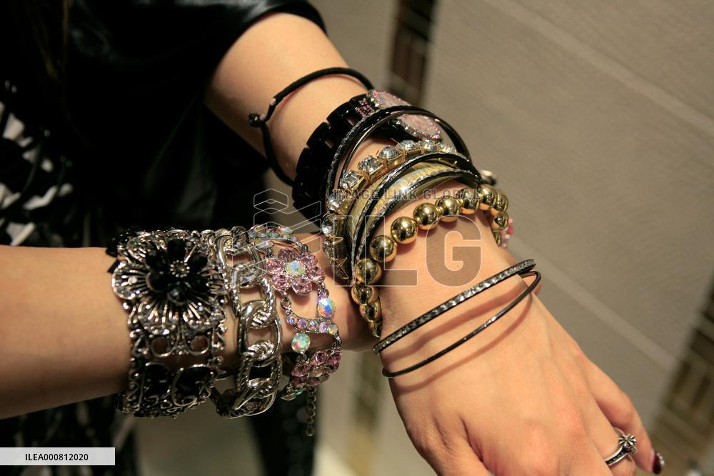 Dressing with a little Gothic Lolita taste