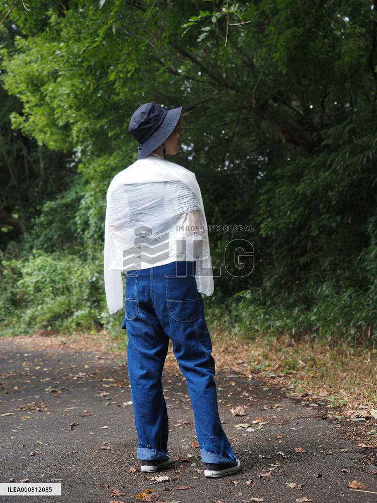 Chill out camping girls