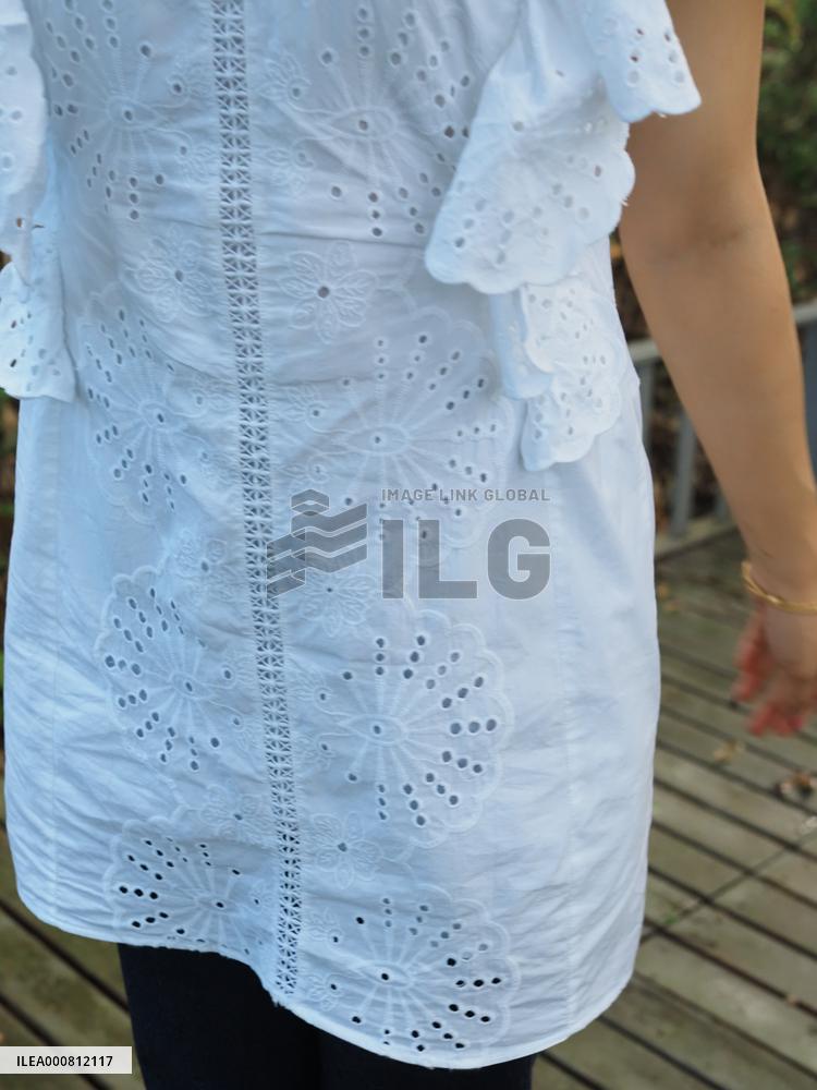 Chill out camping girls