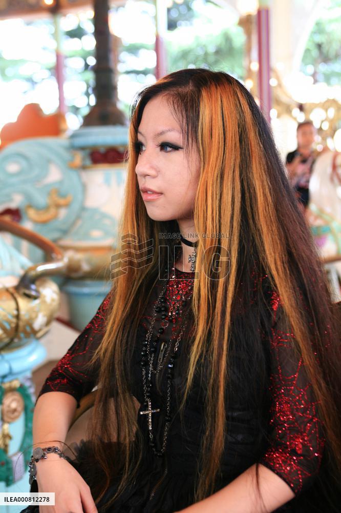 Gothic & Lolita fashion