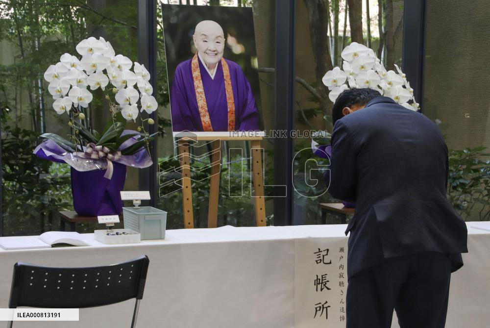 People lament death of novelist, Buddhist nun Setouchi
