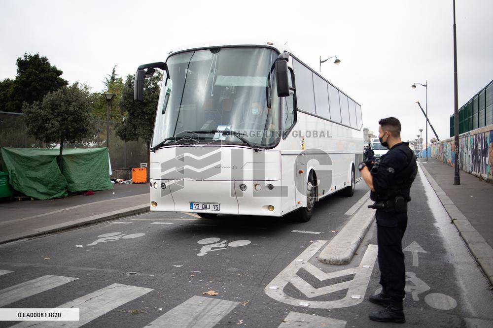 Operation to expell crack addicts in the Eole Gardens - Paris
