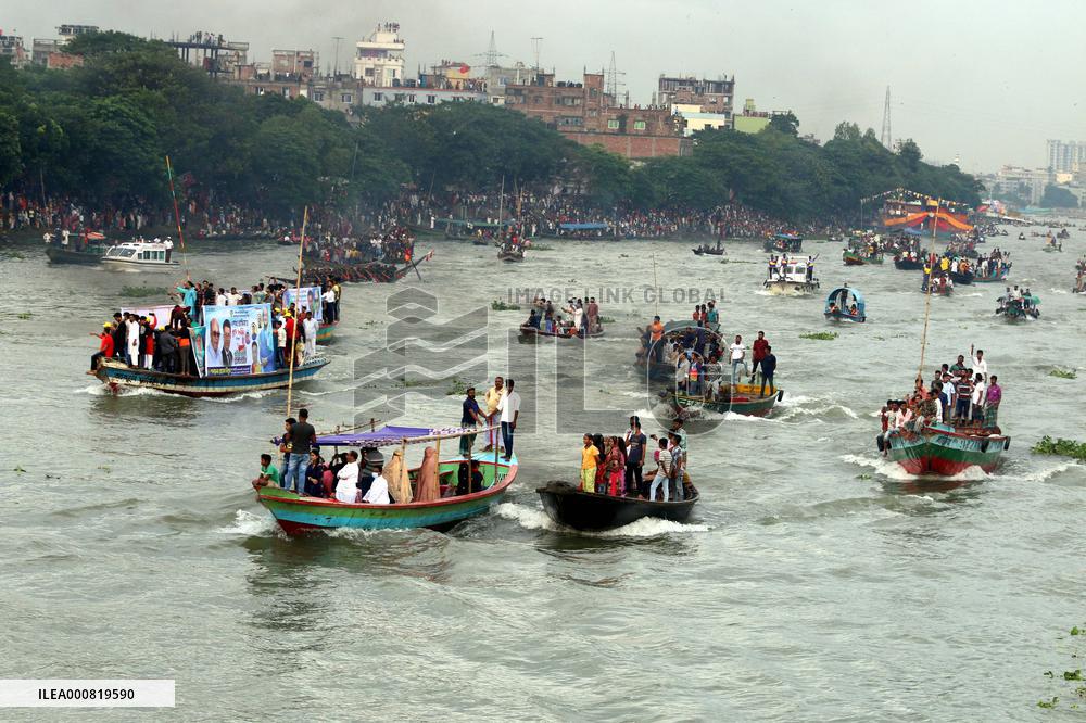 Boatman Transports Passenger On The River - Dhaka