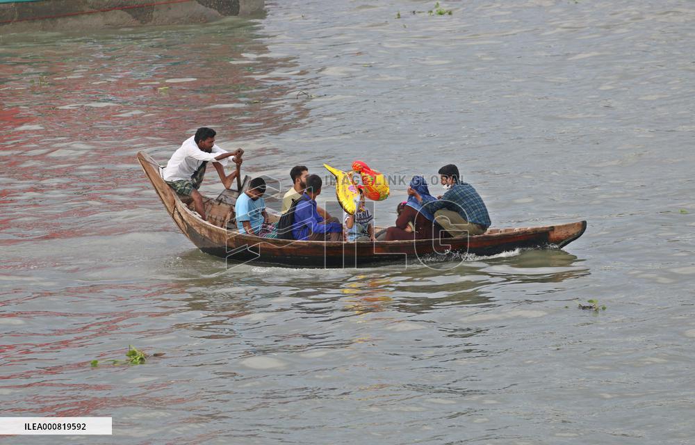 Boatman Transports Passenger On The River - Dhaka