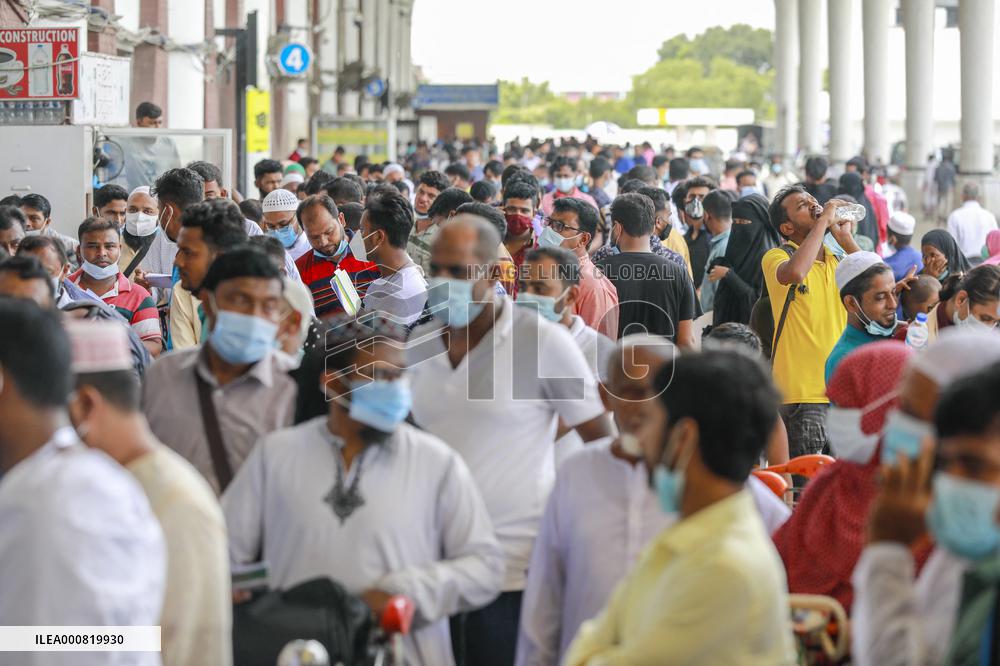 Migrant Worker Queuing To Enter Airport - Dhaka