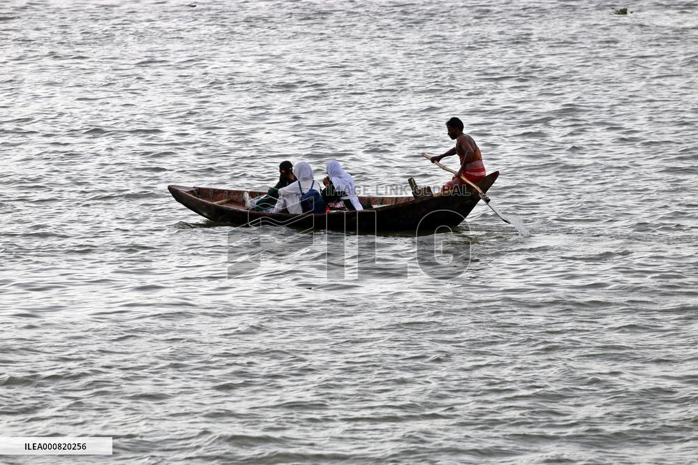 Boatman Transports Passenger On The River - Dhaka