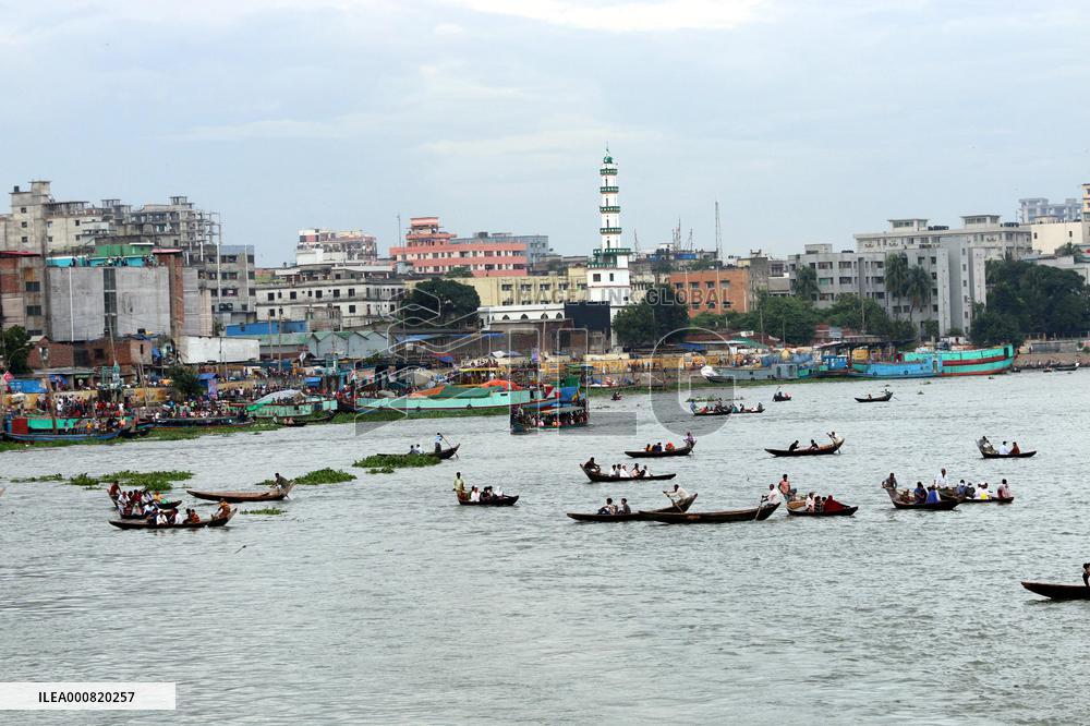 Boatman Transports Passenger On The River - Dhaka