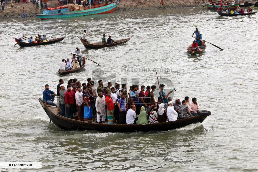 Boatman Transports Passenger On The River - Dhaka