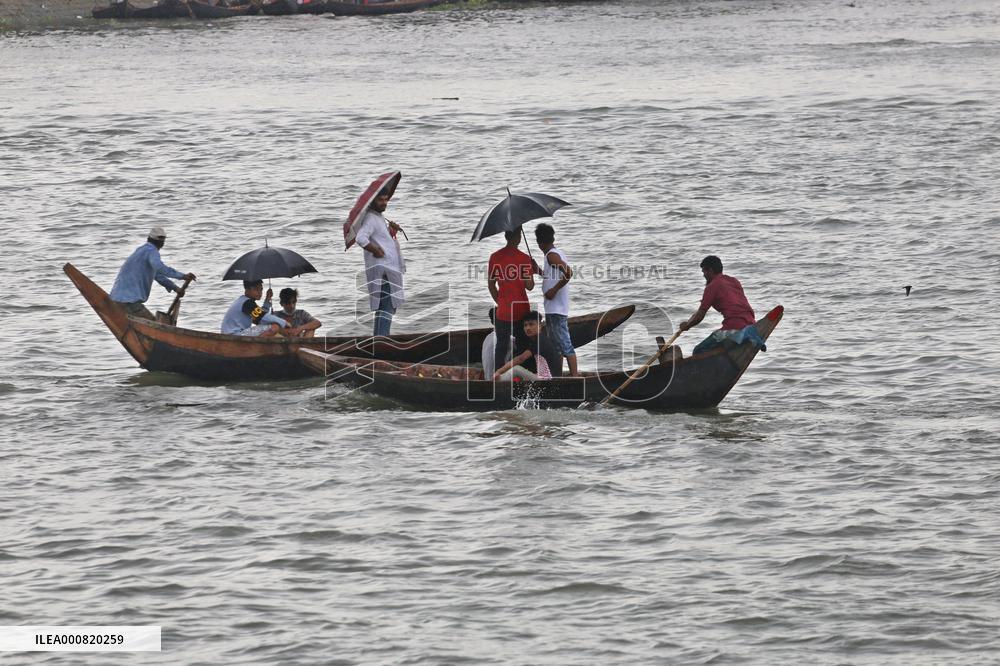 Boatman Transports Passenger On The River - Dhaka