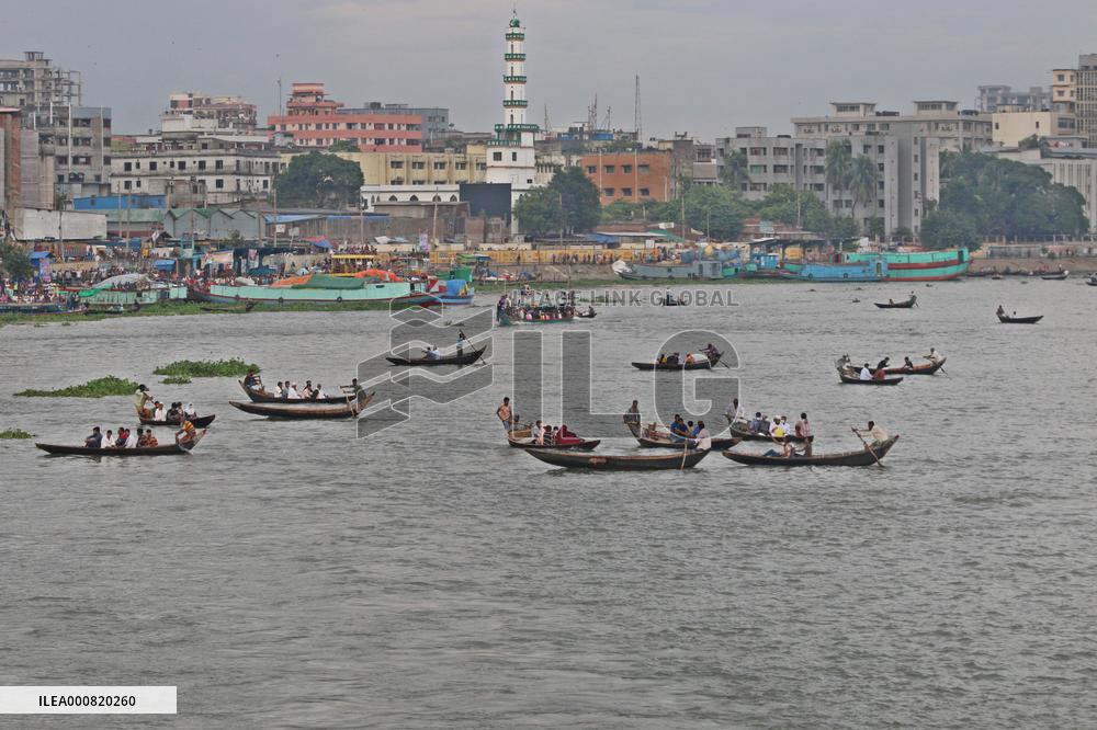 Boatman Transports Passenger On The River - Dhaka