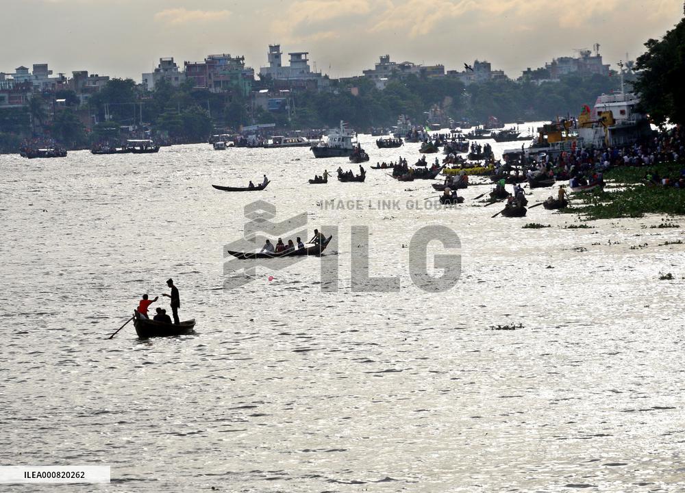 Boatman Transports Passenger On The River - Dhaka