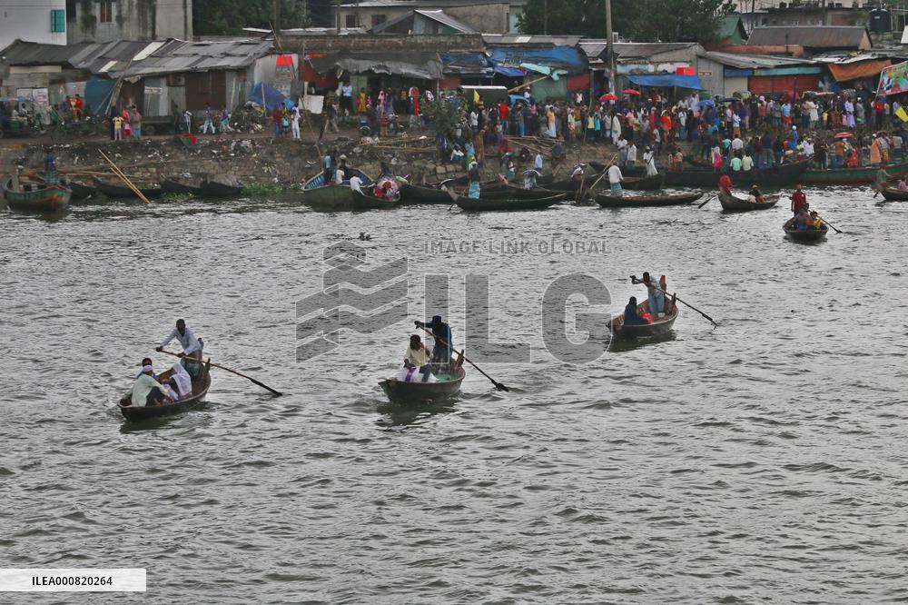 Boatman Transports Passenger On The River - Dhaka