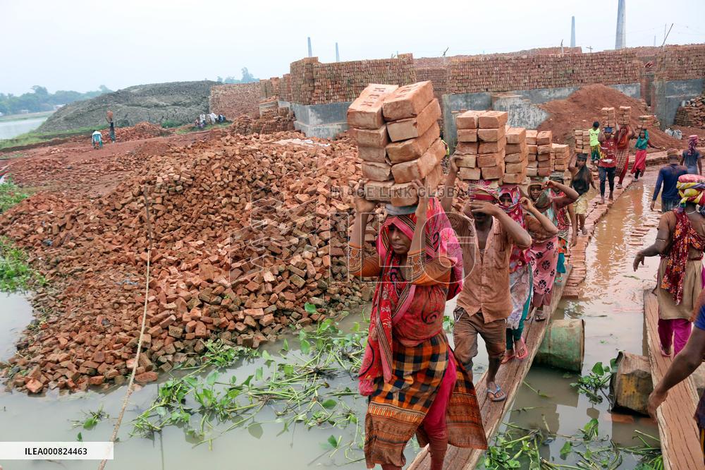 Around 400,000 Migrants Arrive Every Year To Work At Brickfields - Dhaka
