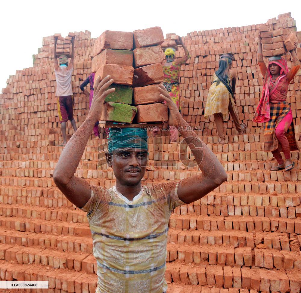 Around 400,000 Migrants Arrive Every Year To Work At Brickfields - Dhaka