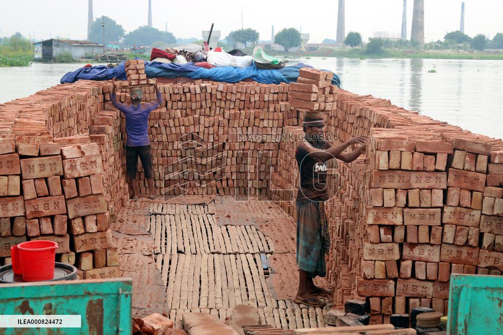 Around 400,000 Migrants Arrive Every Year To Work At Brickfields - Dhaka