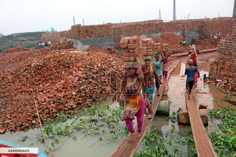 Around 400,000 Migrants Arrive Every Year To Work At Brickfields - Dhaka