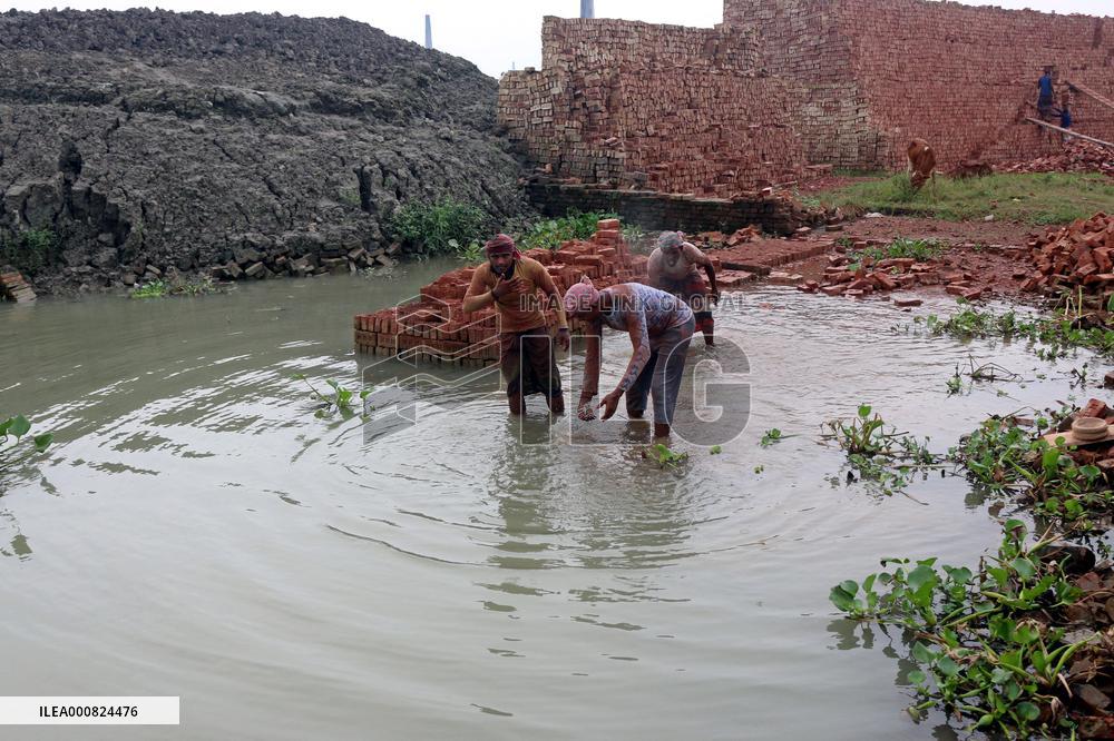 Around 400,000 Migrants Arrive Every Year To Work At Brickfields - Dhaka