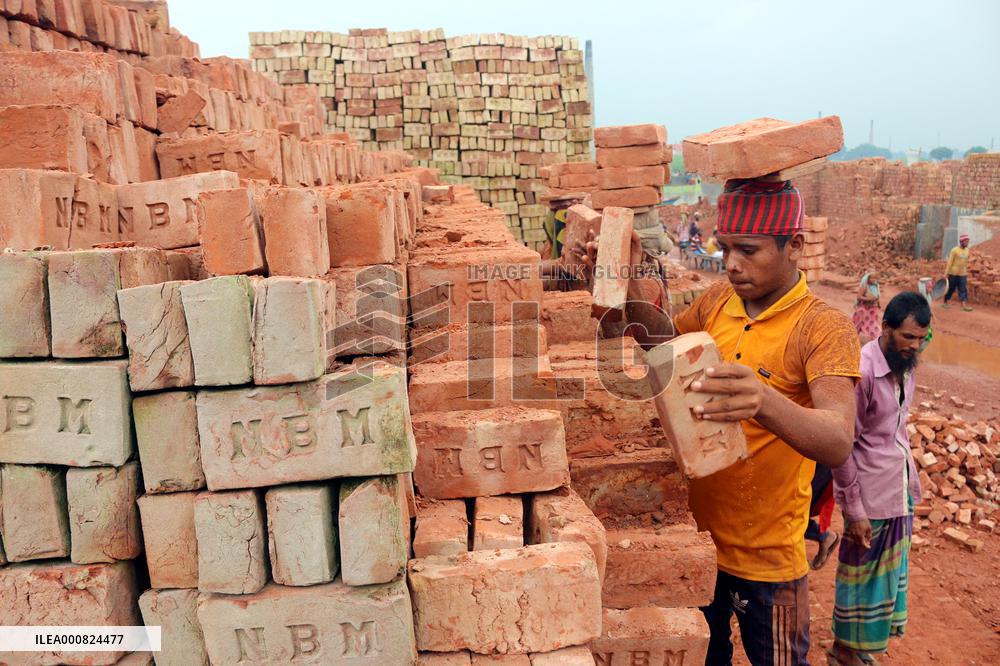 Around 400,000 Migrants Arrive Every Year To Work At Brickfields - Dhaka