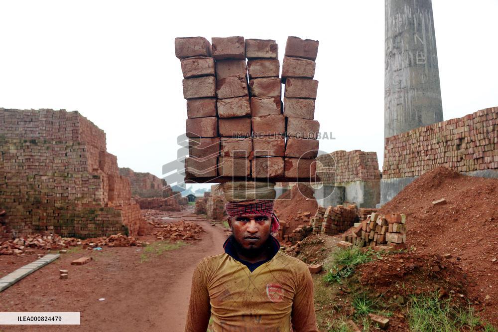 Around 400,000 Migrants Arrive Every Year To Work At Brickfields - Dhaka