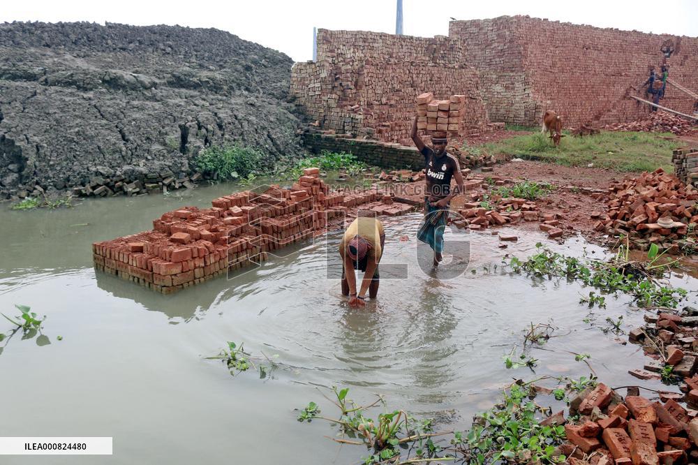 Around 400,000 Migrants Arrive Every Year To Work At Brickfields - Dhaka