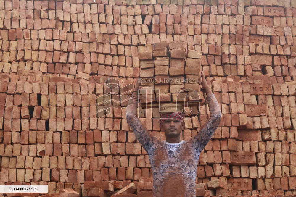 Around 400,000 Migrants Arrive Every Year To Work At Brickfields - Dhaka