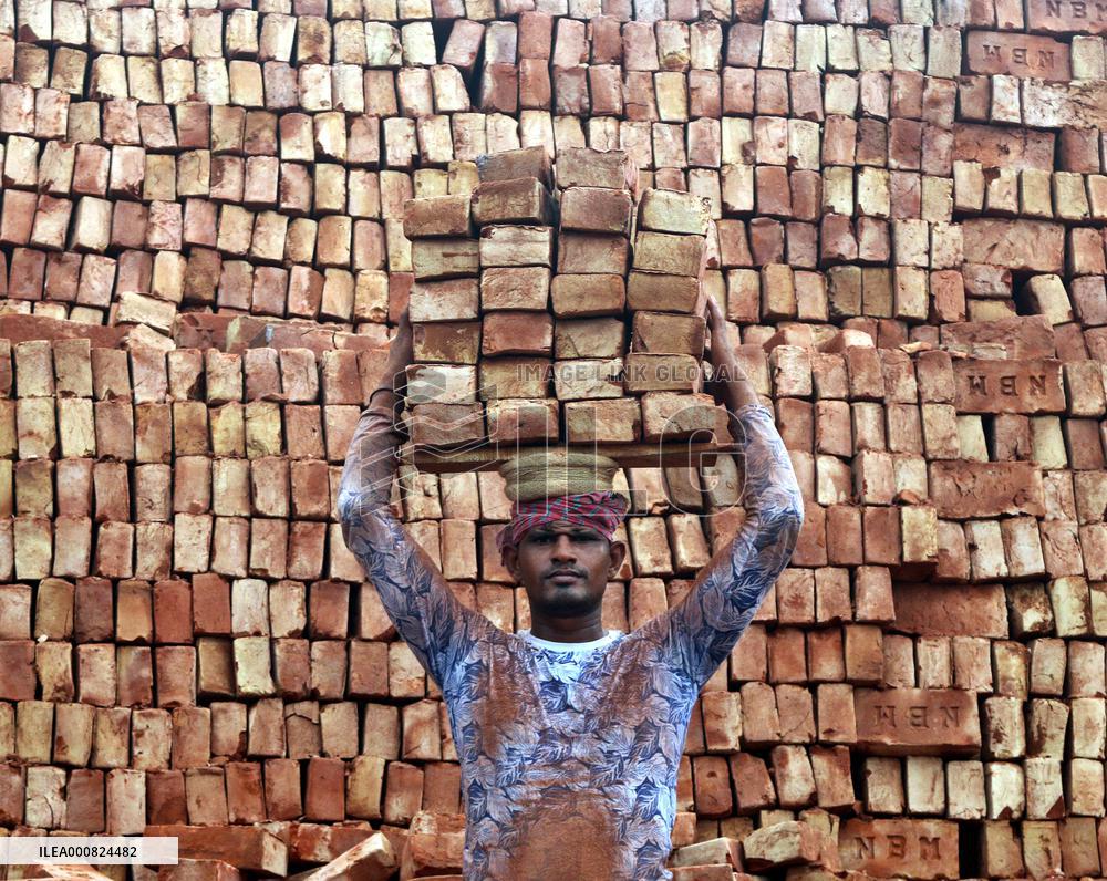Around 400,000 Migrants Arrive Every Year To Work At Brickfields - Dhaka