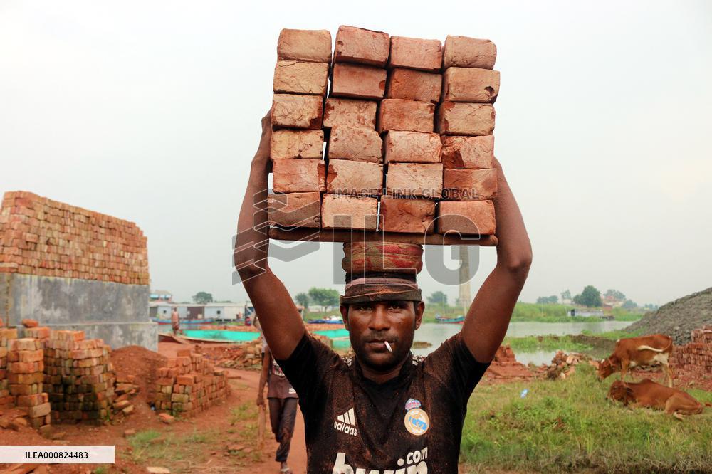 Around 400,000 Migrants Arrive Every Year To Work At Brickfields - Dhaka