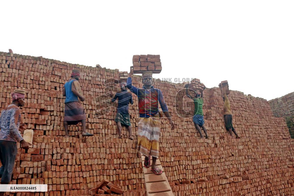 Around 400,000 Migrants Arrive Every Year To Work At Brickfields - Dhaka