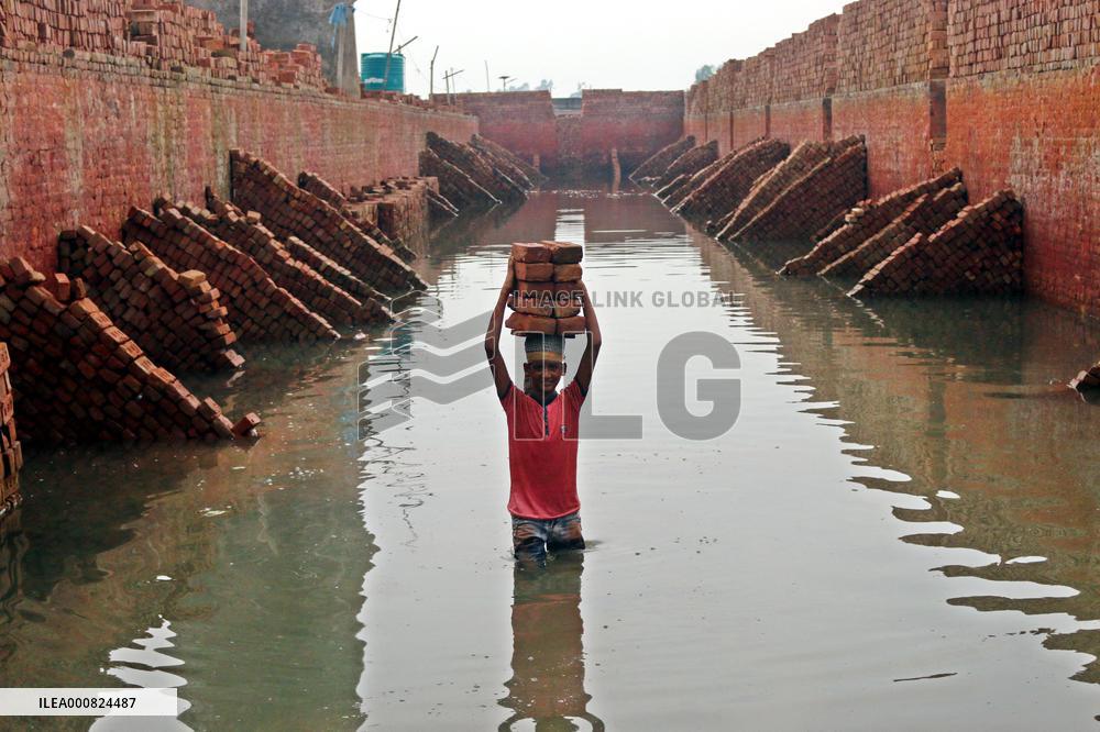 Around 400,000 Migrants Arrive Every Year To Work At Brickfields - Dhaka
