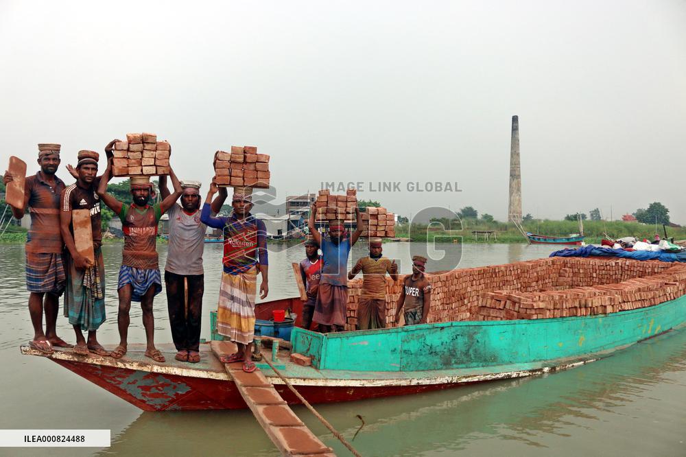 Around 400,000 Migrants Arrive Every Year To Work At Brickfields - Dhaka