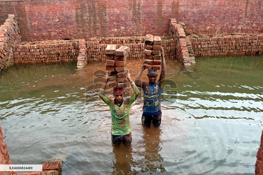 Around 400,000 Migrants Arrive Every Year To Work At Brickfields - Dhaka
