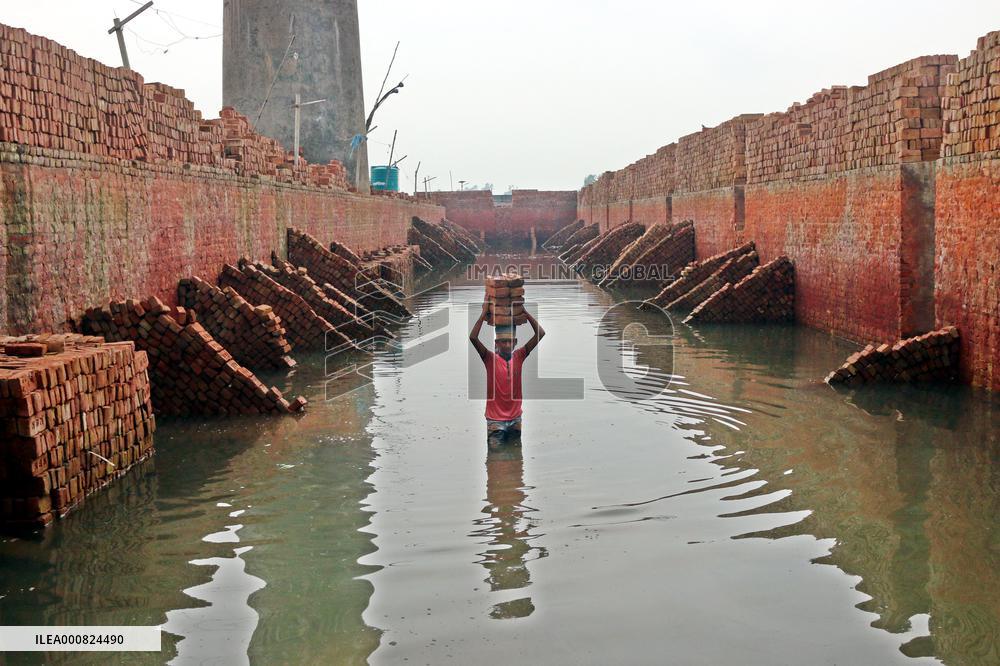 Around 400,000 Migrants Arrive Every Year To Work At Brickfields - Dhaka
