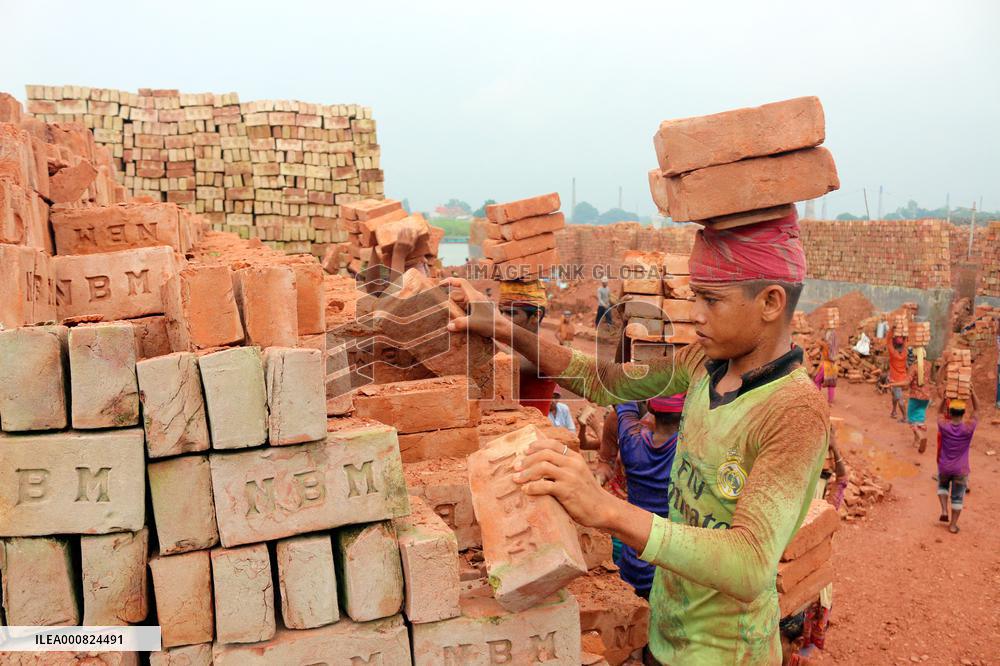 Around 400,000 Migrants Arrive Every Year To Work At Brickfields - Dhaka