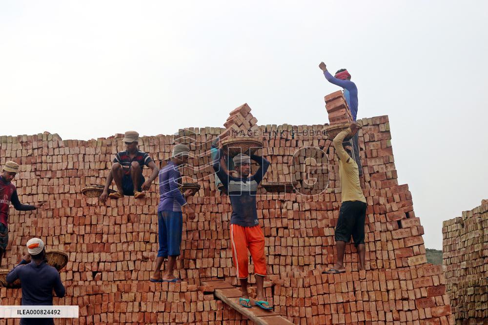 Around 400,000 Migrants Arrive Every Year To Work At Brickfields - Dhaka