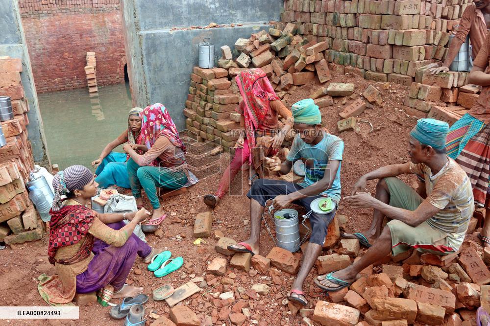 Around 400,000 Migrants Arrive Every Year To Work At Brickfields - Dhaka