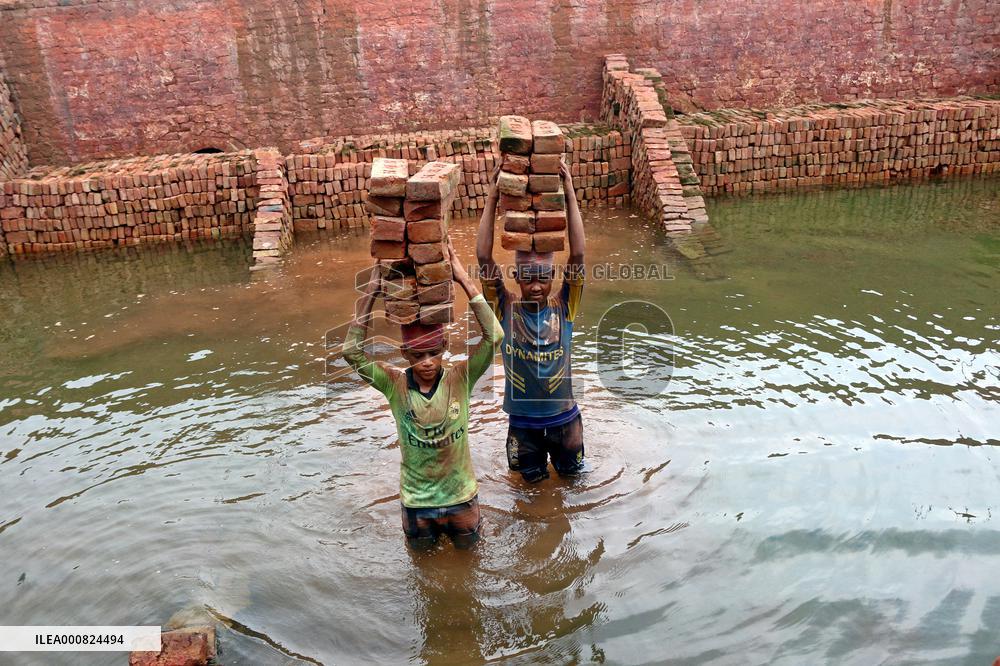 Around 400,000 Migrants Arrive Every Year To Work At Brickfields - Dhaka
