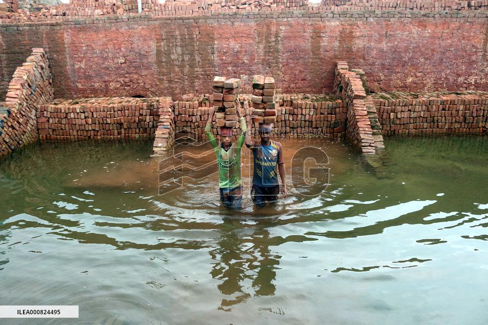 Around 400,000 Migrants Arrive Every Year To Work At Brickfields - Dhaka