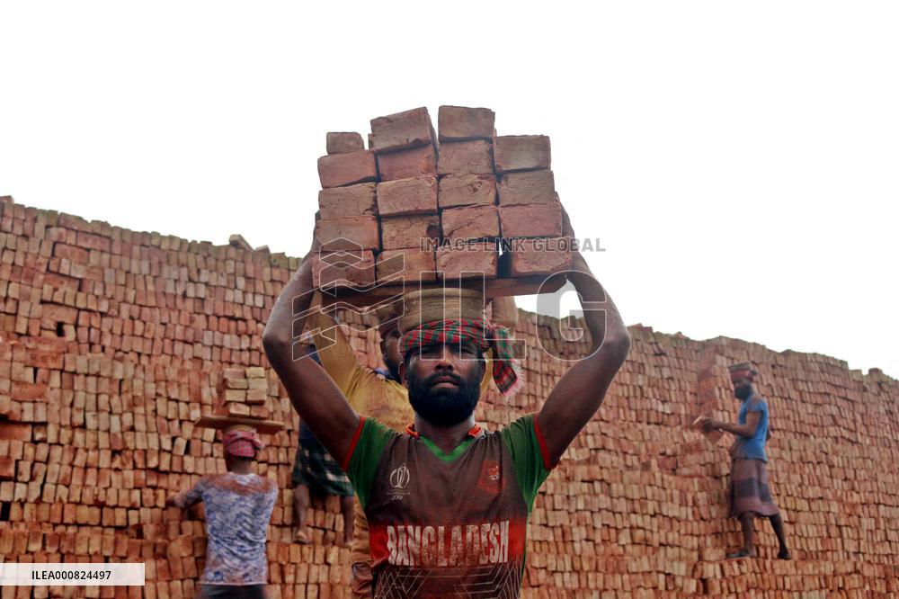 Around 400,000 Migrants Arrive Every Year To Work At Brickfields - Dhaka