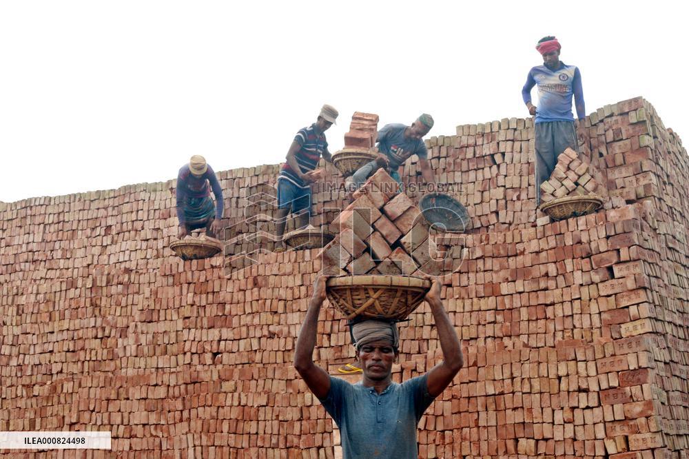 Around 400,000 Migrants Arrive Every Year To Work At Brickfields - Dhaka