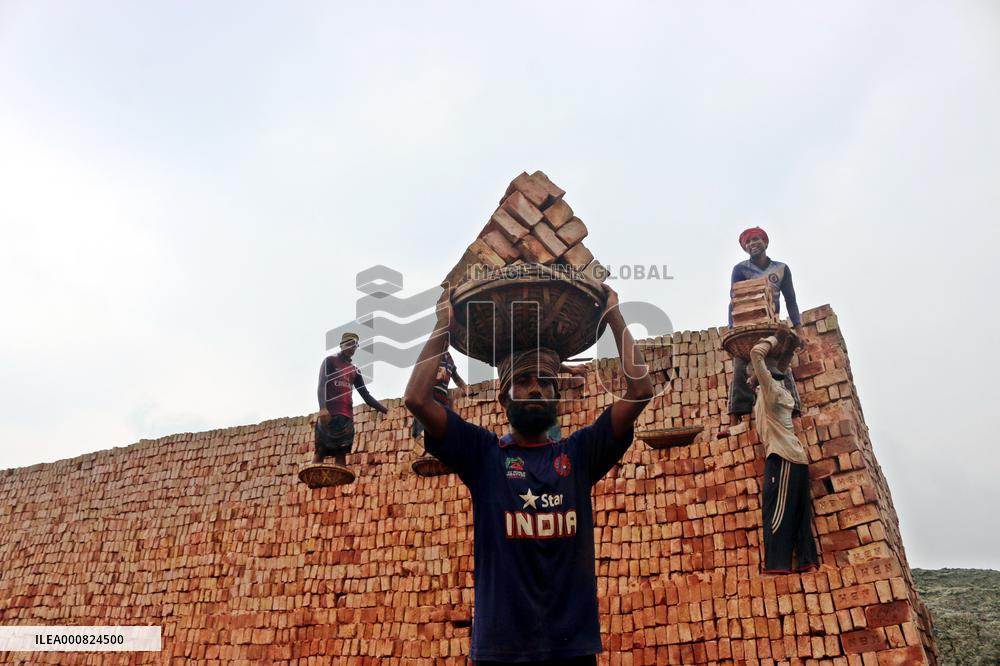 Around 400,000 Migrants Arrive Every Year To Work At Brickfields - Dhaka