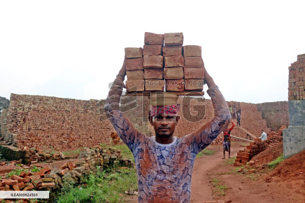Around 400,000 Migrants Arrive Every Year To Work At Brickfields - Dhaka