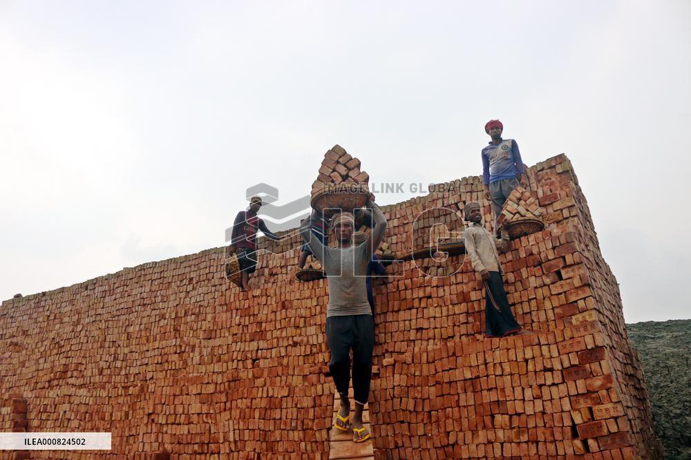 Around 400,000 Migrants Arrive Every Year To Work At Brickfields - Dhaka