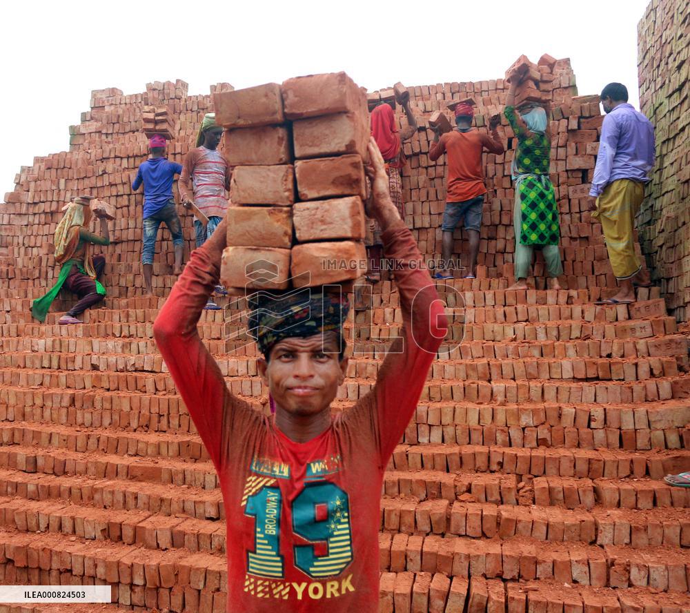 Around 400,000 Migrants Arrive Every Year To Work At Brickfields - Dhaka