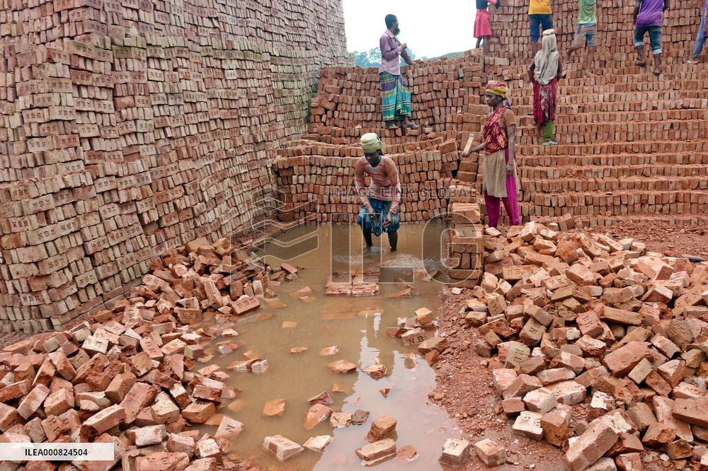 Around 400,000 Migrants Arrive Every Year To Work At Brickfields - Dhaka