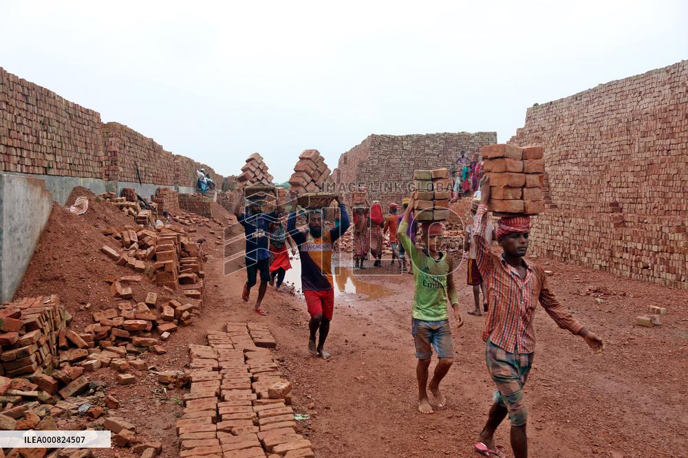 Around 400,000 Migrants Arrive Every Year To Work At Brickfields - Dhaka