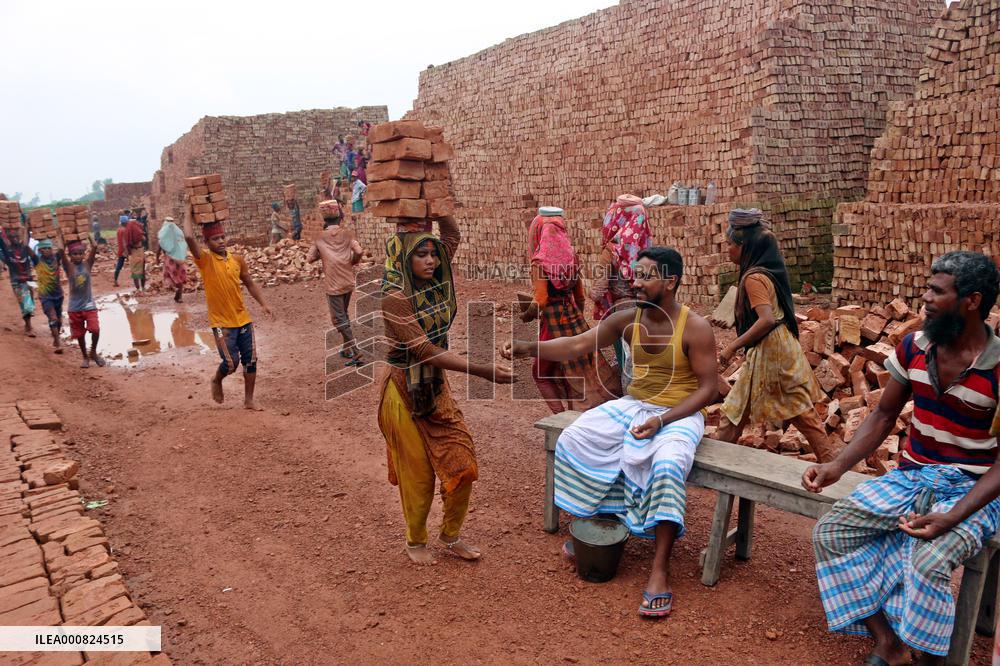 Around 400,000 Migrants Arrive Every Year To Work At Brickfields - Dhaka