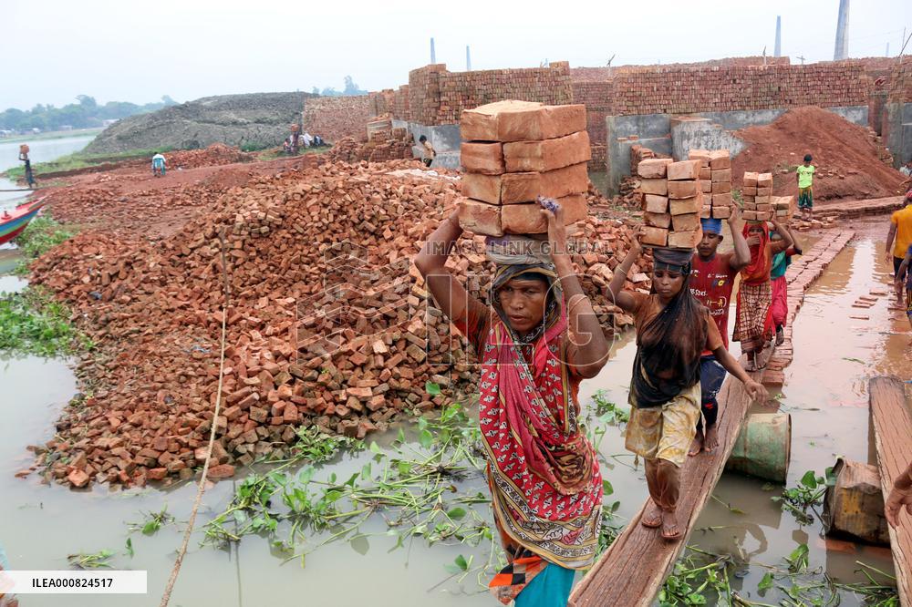 Around 400,000 Migrants Arrive Every Year To Work At Brickfields - Dhaka