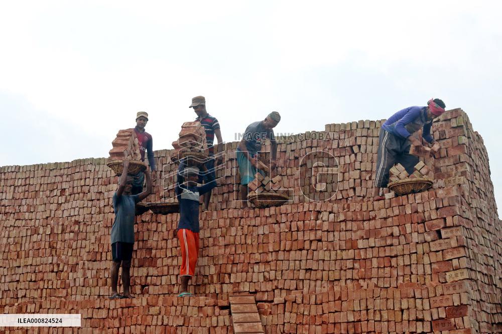Around 400,000 Migrants Arrive Every Year To Work At Brickfields - Dhaka